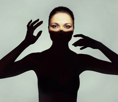 Straffe Stirn und hohe Augenbrauen