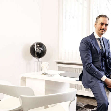 Verdunkeltes Titelbild von Prof. Dr. Sinis